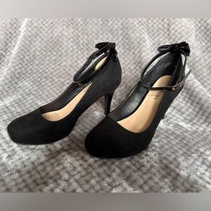 Women’s Black w/Ankle Strap Heels, size 7